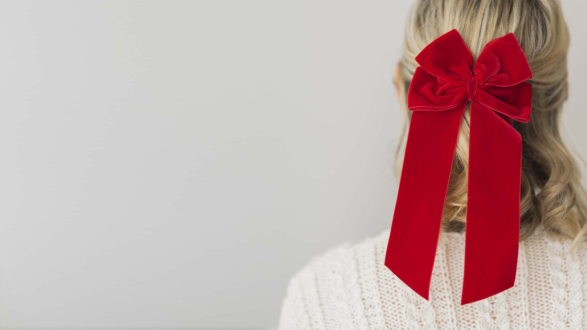 How to style a velvet hair bow for the holidays