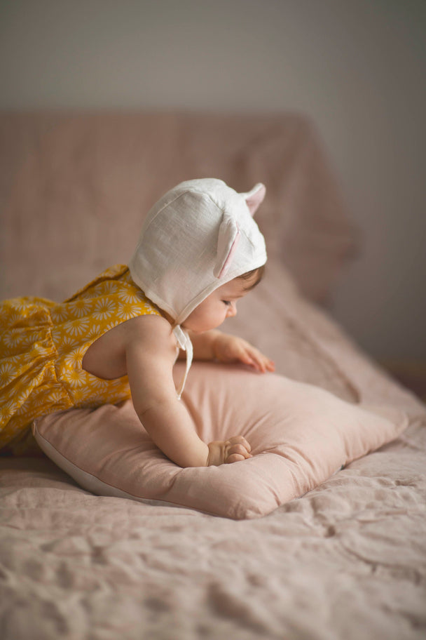 Linen Bonnet White Mouse